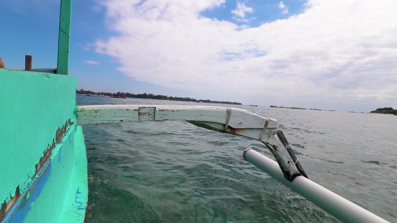 앞뒤로 흔들리는 인도네시아 전통 주쿵 보트의 측면에 부착된 카메라