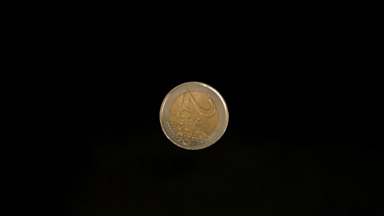 Moneta da 2 euro che gira al rallentatore su sfondo nero