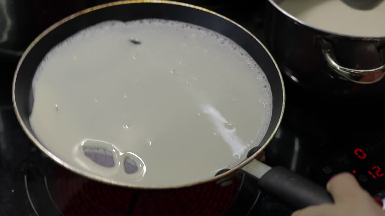 Il processo di preparazione di pancake fatti in casa. Donna versa l'impasto per pancake sulla padella