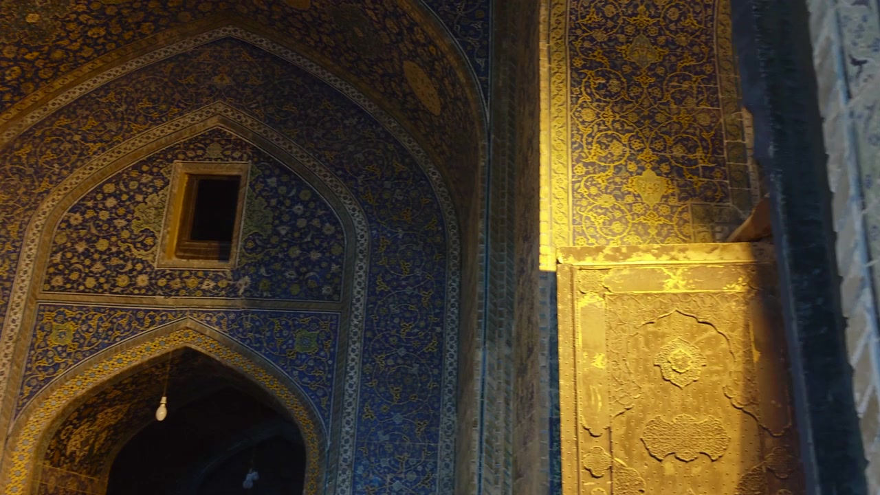 Elaborate piastrelle blu e oro all'interno di un'antica moschea