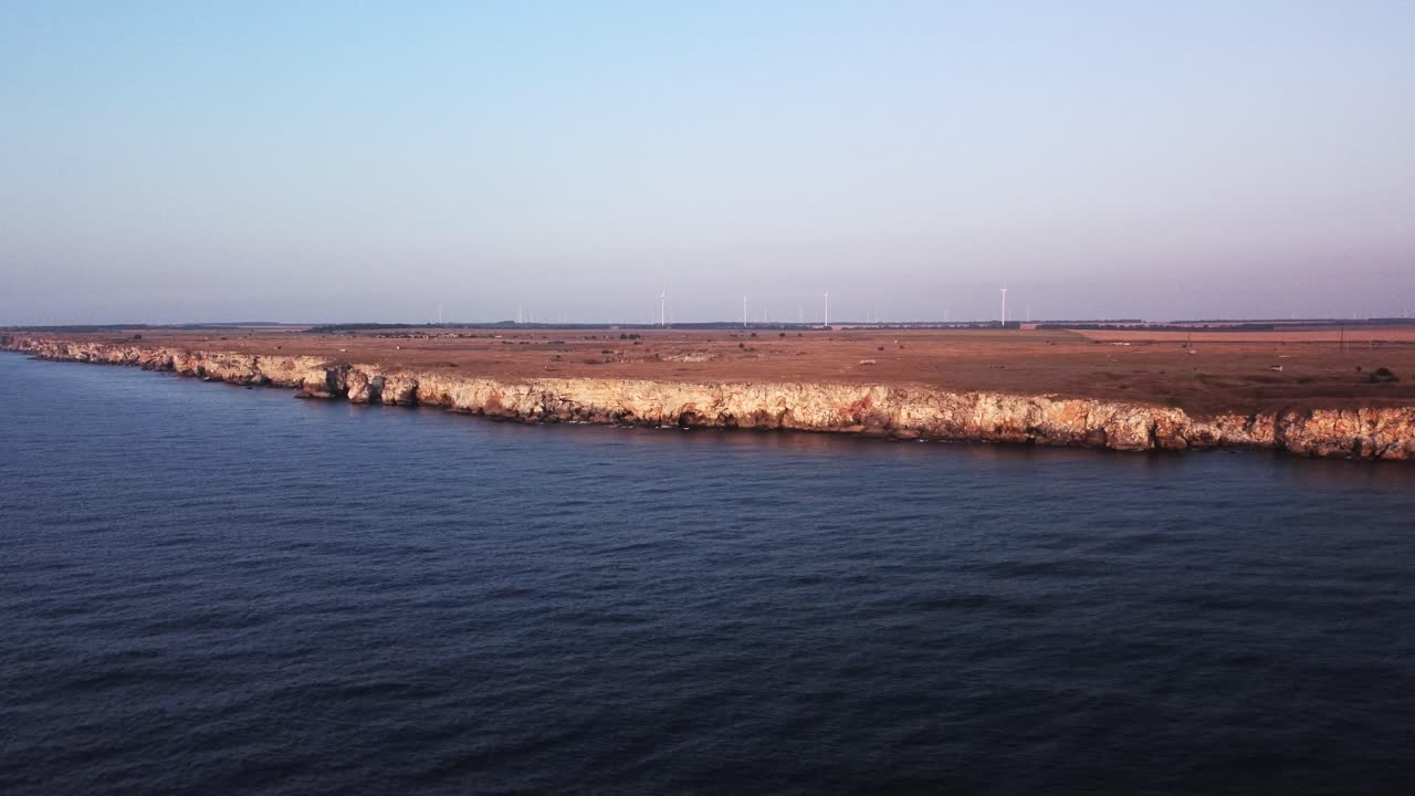 바위가 많은 해변, 배경에 대해 파도가 튀는 드론 하향식 공중 전망