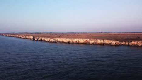 Drohne-Von-Oben-Nach-Unten-Luftaufnahme-Von-Wellen,-Die-Gegen-Die-Felsige-Küste-Spritzen,-Hintergrund