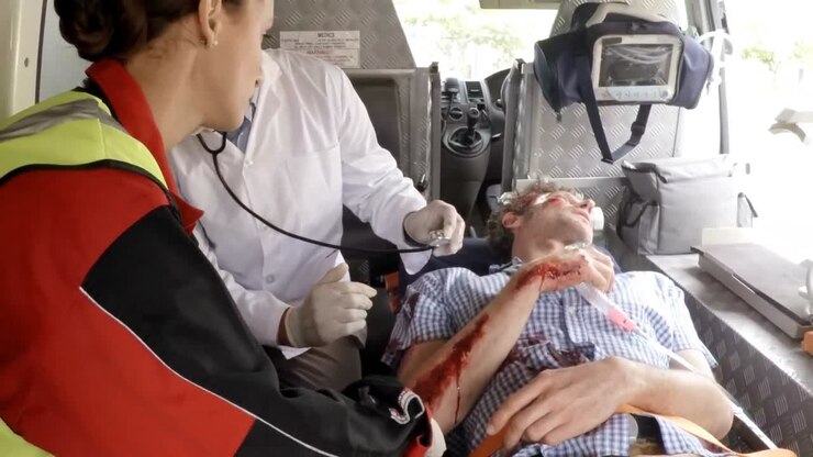 Paramedico che utilizza un defibrillatore esterno durante la rianimazione cardiopolmonare