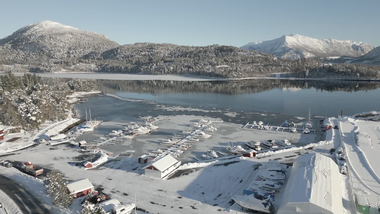 drone vuela tranquilamente hacia håhjem marine en ålesund