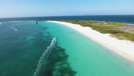 Magische-Momente-Mann-Kitesurf-Ufer-Strand-Weißer-Sand-Und-Türkisblaues-Wasser,-Insel-Crasqui