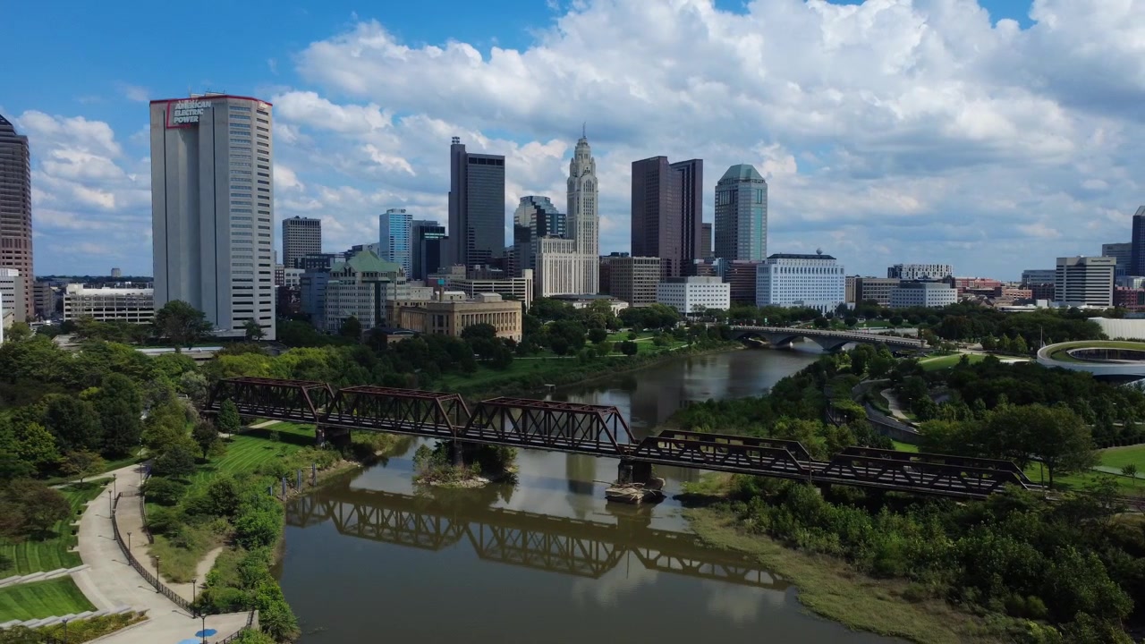 Ripresa con drone dello skyline di Columbus, Ohio, in una giornata di sole, che cattura la LeVeque Tower, il fiume Scioto e la Corte Suprema dell'Ohio