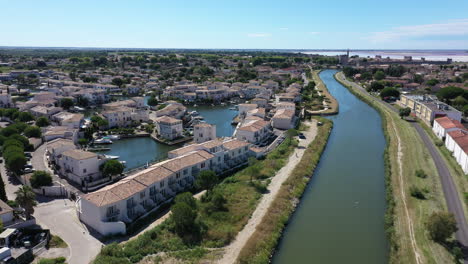 Puerto-Deportivo-Con-Casas-Y-Apartamentos-Residenciales-Vista-Aérea-Aigues-Mortes-Francia