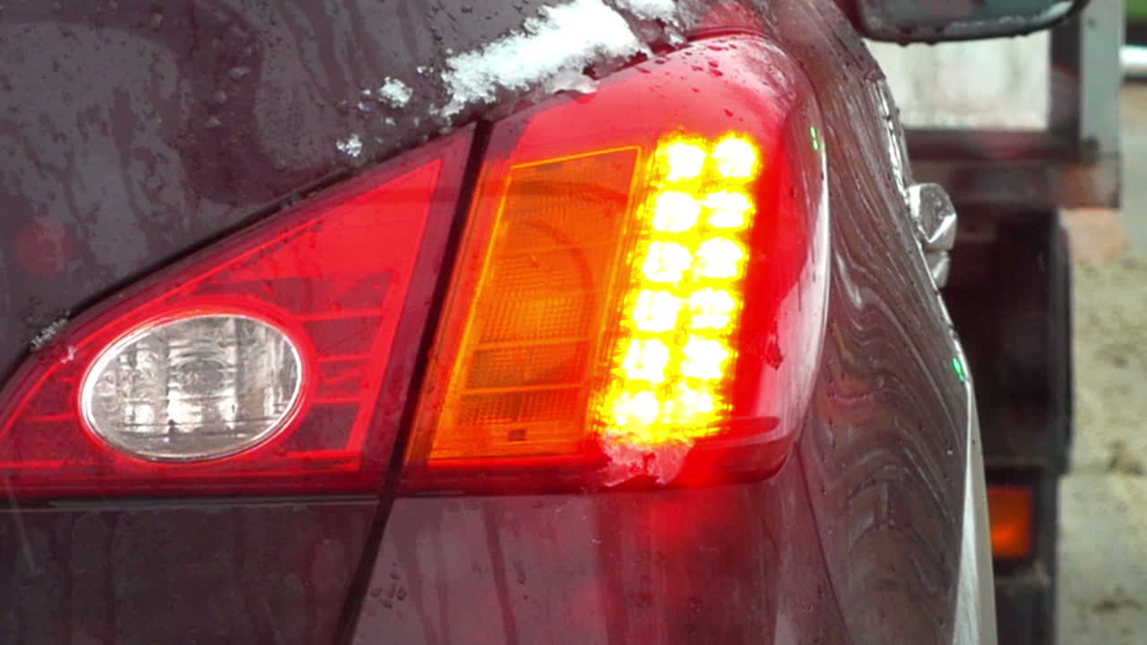 교통 체증 에서 천천히 움직이는 자동차