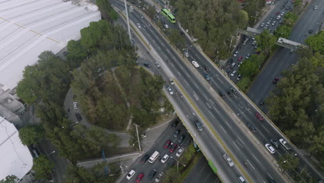 imágenes aéreas rotativas de lado a lado de un puente de tráfico en la ciudad de guatemala, guatemala