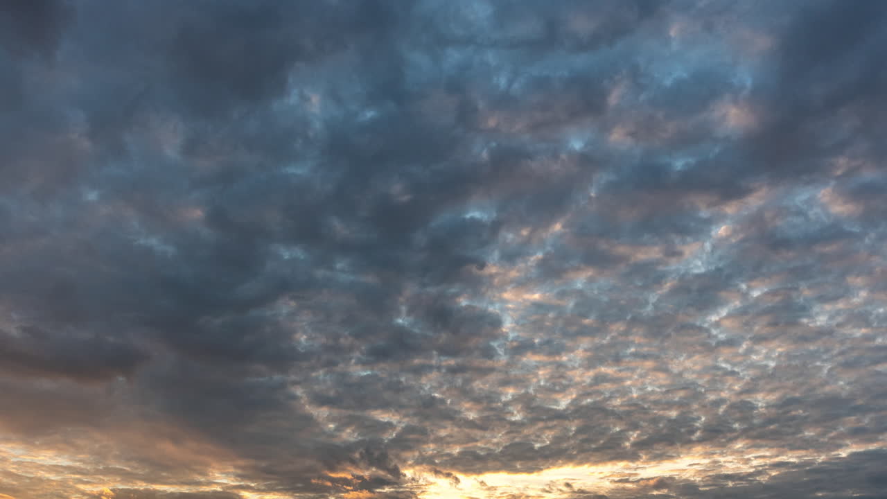 일몰 때 극적인 구름으로 하늘