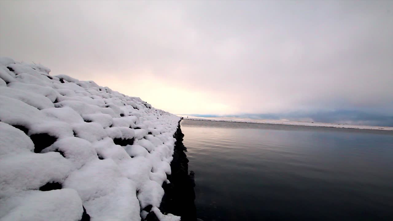 눈 덮힌 댐의 진정 샷은 수위에서 닫습니다. gaddins 댐 todmorden