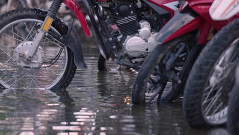 Mopeds-Parkten-An-Einem-Bewölkten-Tag-In-Einer-Pfütze