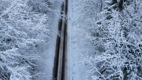 Vista-Aérea-Del-Camino-Nevado-De-Invierno