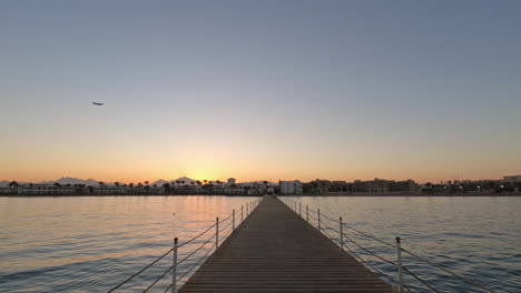 Avión-Acercándose-A-Un-Aeropuerto-Mientras-El-Cielo-Está-Coloreado-Por-El-Sol-Poniente