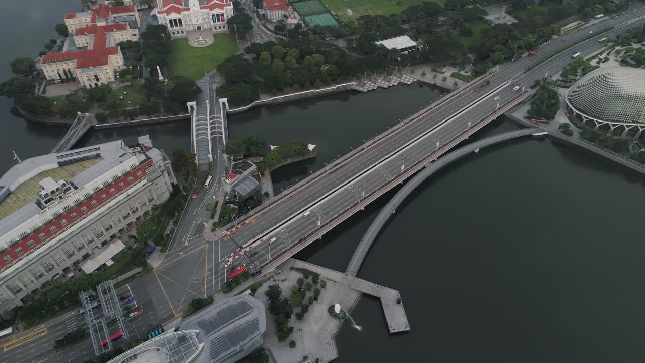 트래픽이 거의 없는 싱가포르 마리나 베이의 에스플러네이드 다리 공중