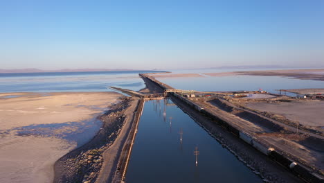 tren de la unión del pacífico en las vías del tren cruzando el gran lago salado en utah, vista de drones