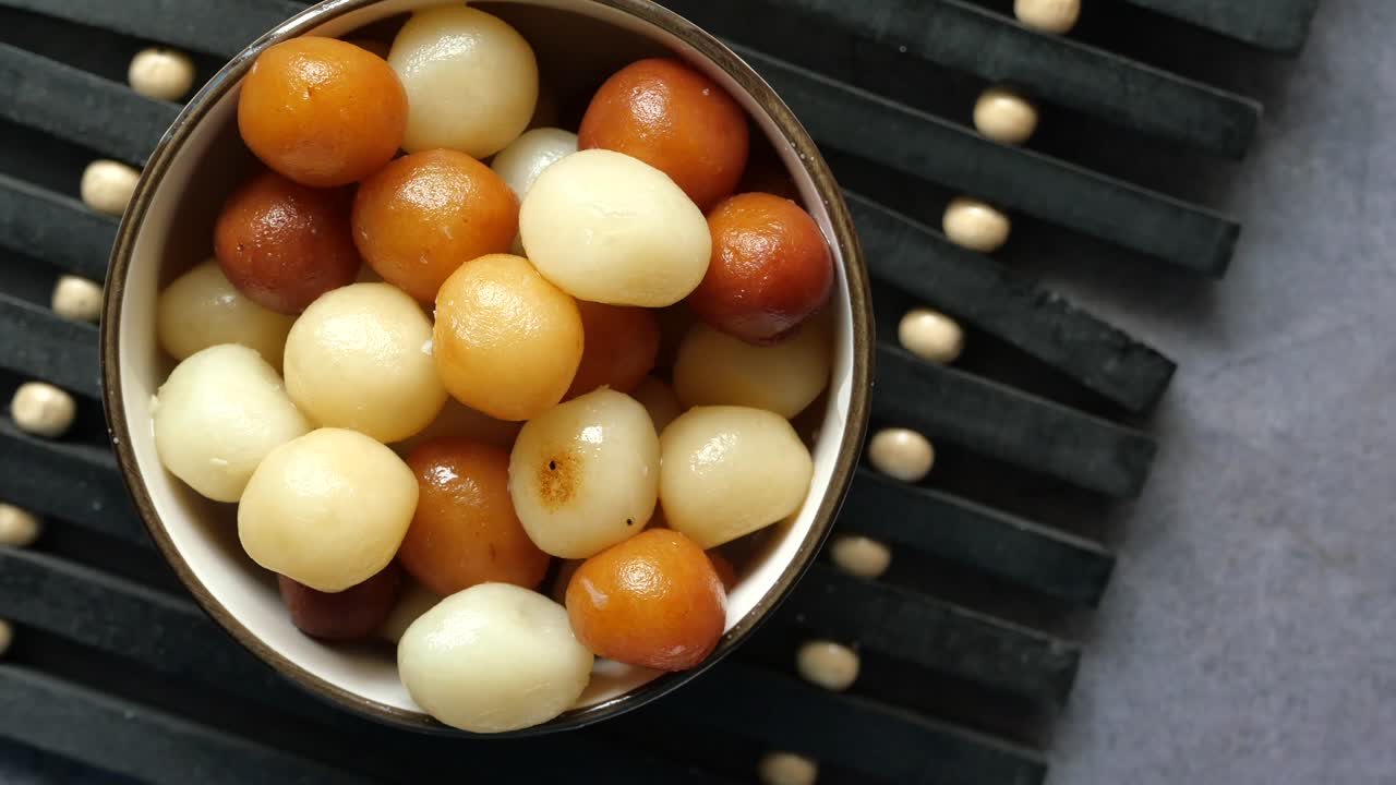 Primo piano di dolce indiano in una ciotola su un tavolo.