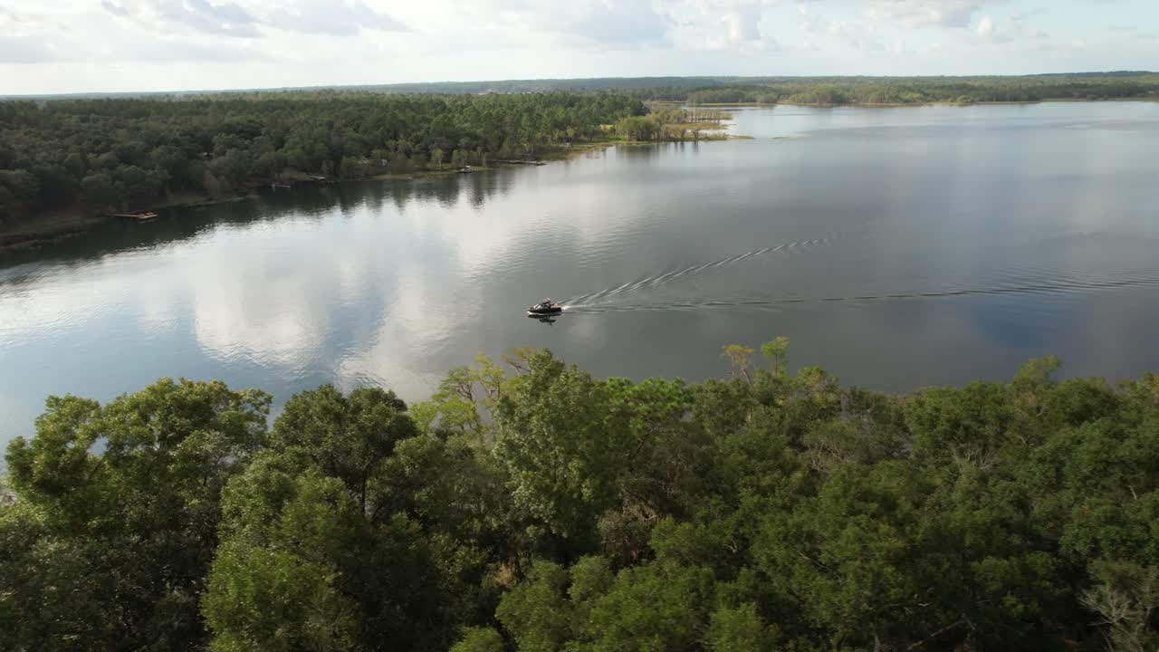 crucero en barco a motor en el lago crystal en el condado de polk, florida, ee.uu.