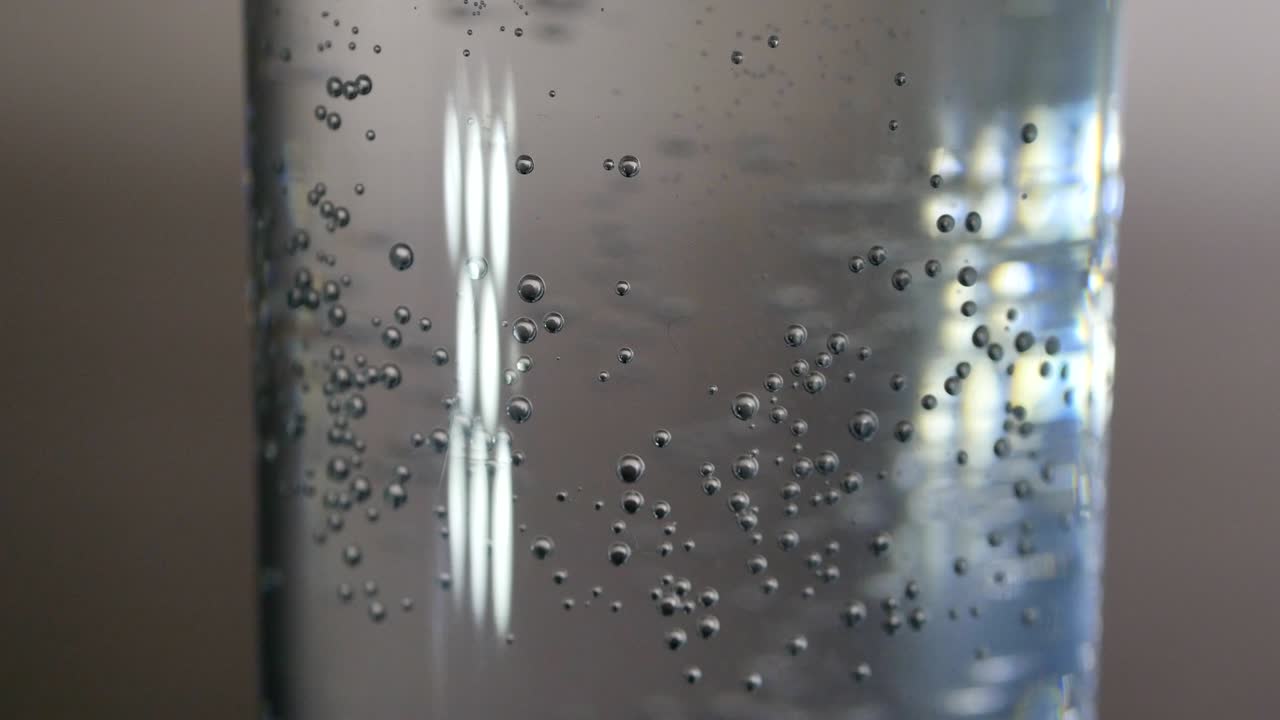 cerca de un vaso lleno de agua de gas