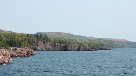 Nordufer-Des-Lake-Superior-Shovel-Point-Vista-An-Einem-Klaren,-Ruhigen,-Sonnigen-Morgen