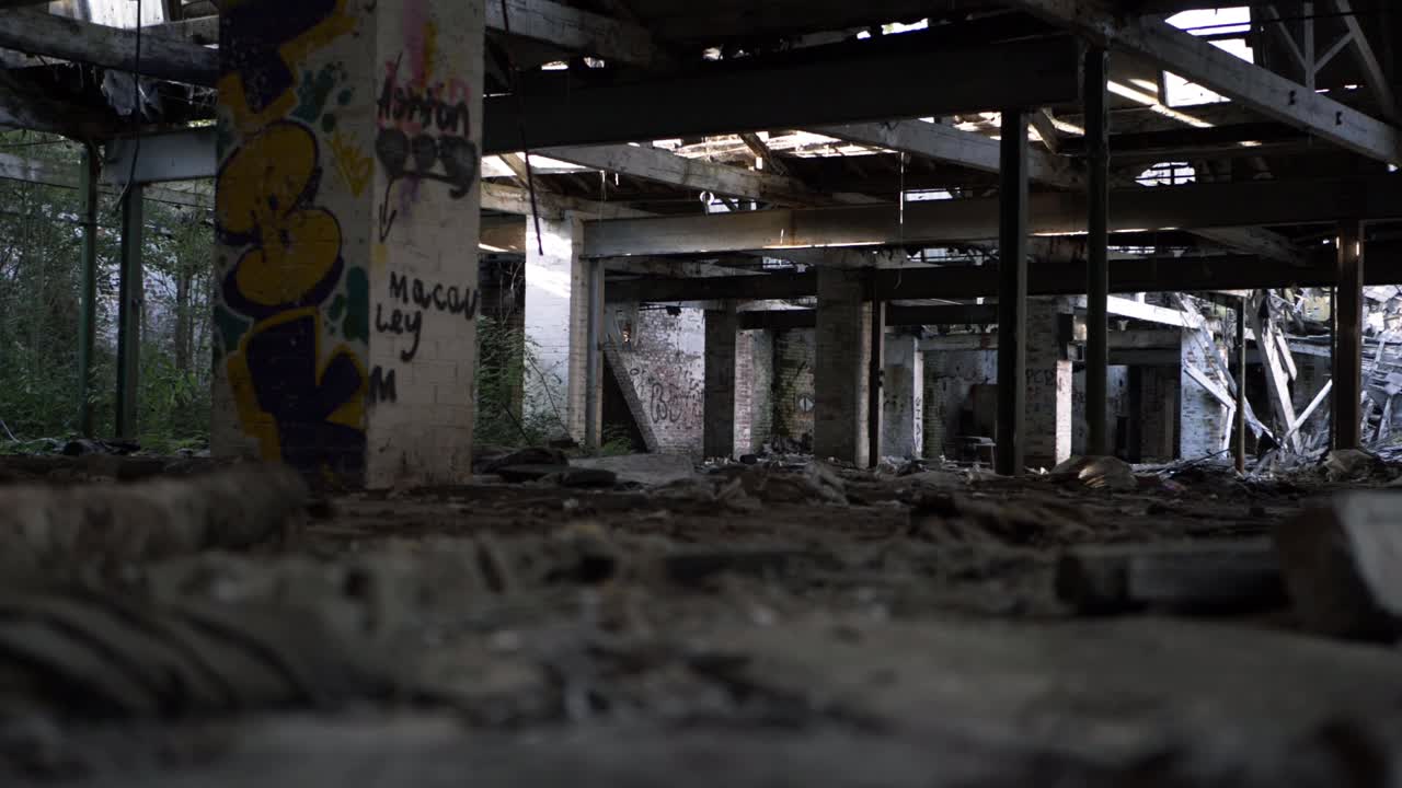 edificio urbano derrumbado derrumbado tiro de alejamiento bajo