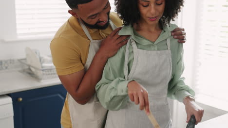 pareja, cocinar comida y relajarse en la cocina juntos