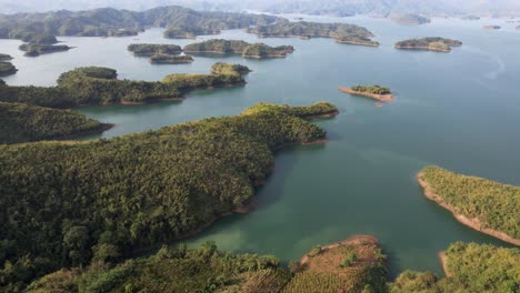 Tà-Đùng-En-Vietnam-Asia,-Hermoso-Hermoso-Panorama-De-Un-Lago-Con-Muchas-Islas