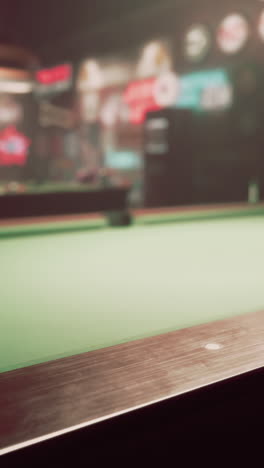 primer plano de una mesa de billar en un bar