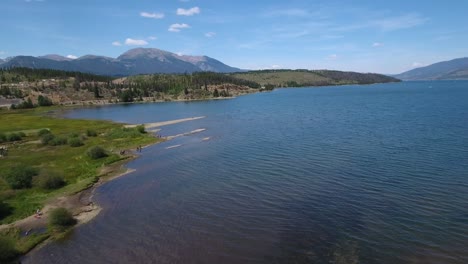 Vistas-Aéreas-Del-Hermoso-Embalse-Dillon-En-Colorado