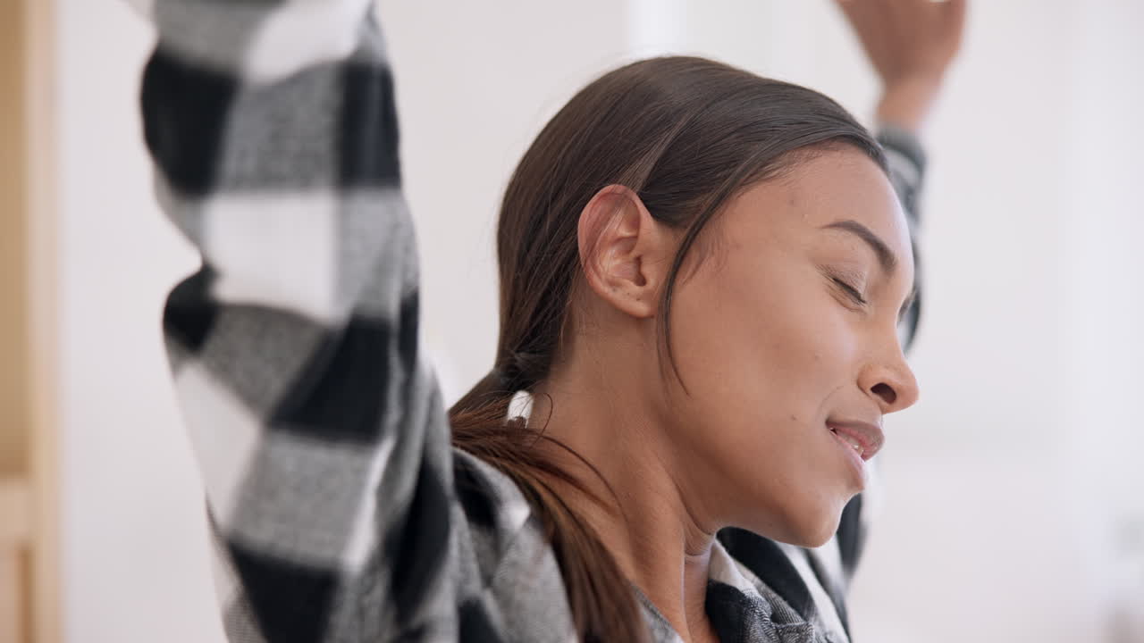 아침에 깨어나고, 어지고, 침대에 누워있는 여자