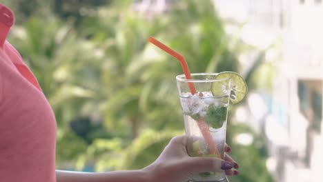 Frau-Hält-Hohes-Glas-Mit-Erfrischendem-Getränk-In-Der-Hand