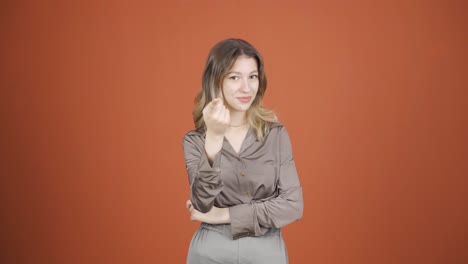 젊은 여성이 카메라 앞에서 동기부여 연설을 하고 있습니다.