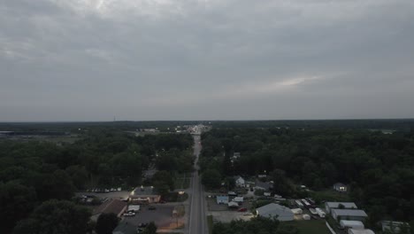 Luftdrohne-über-Einer-Hauptstraße-Zusammen-Mit-Seitenstraßen-In-Einer-Kleinen-Stadt-Bei-Sonnenuntergang-In-Ohio,-USA