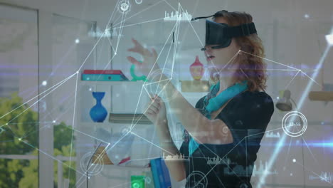 mujer en una oficina con un auricular de realidad virtual