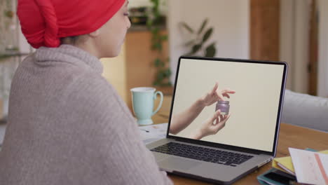 Mujer-Birracial-Usando-Laptop,-Compras-En-Línea-De-Productos-De-Belleza,-Cámara-Lenta