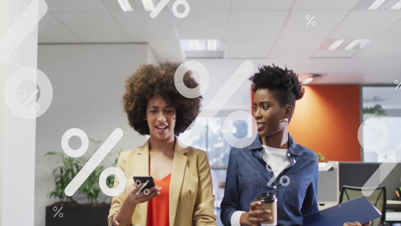 animación de símbolos de porcentaje sobre diversas personas de negocios que trabajan en la oficina