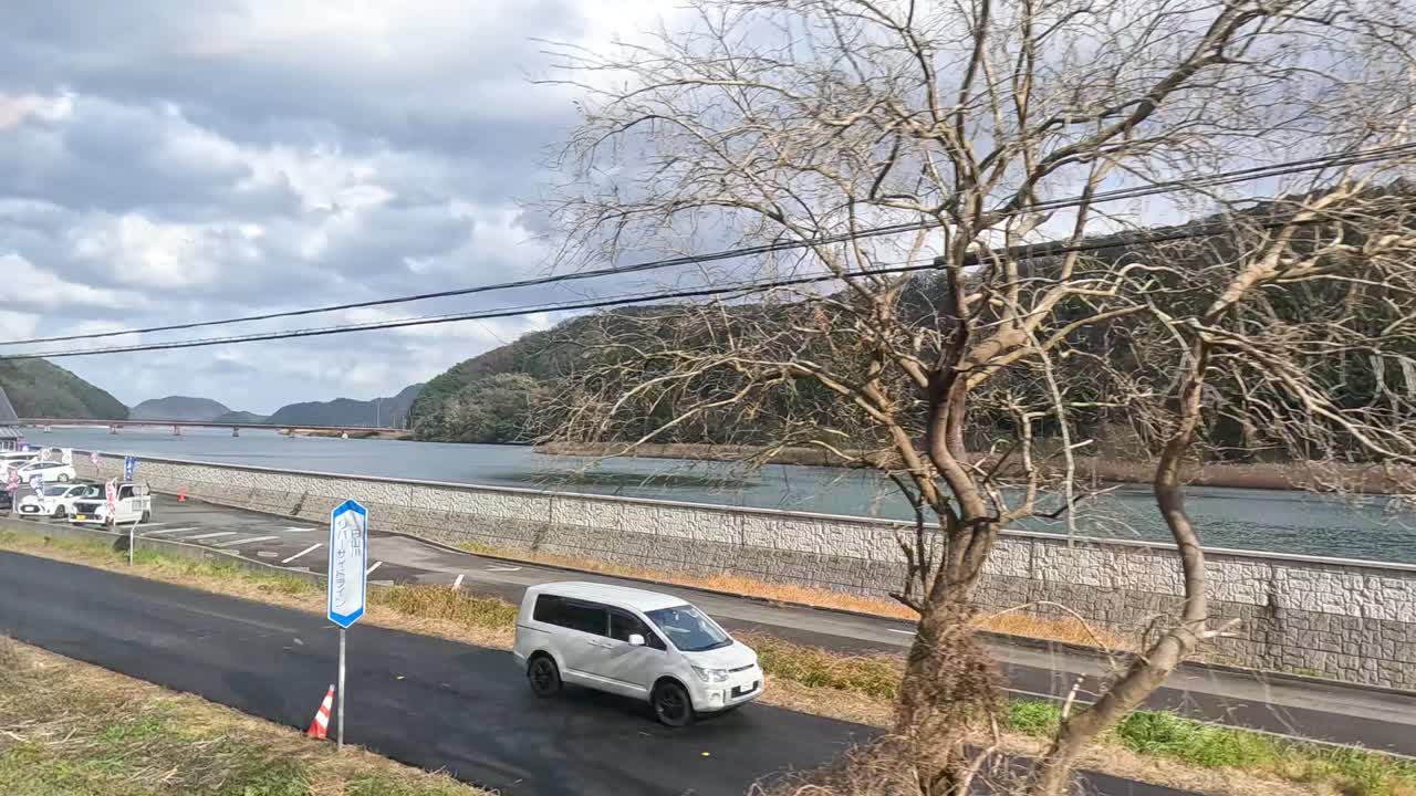 호수 와 산 근처 에 차 로 여행 하는 것