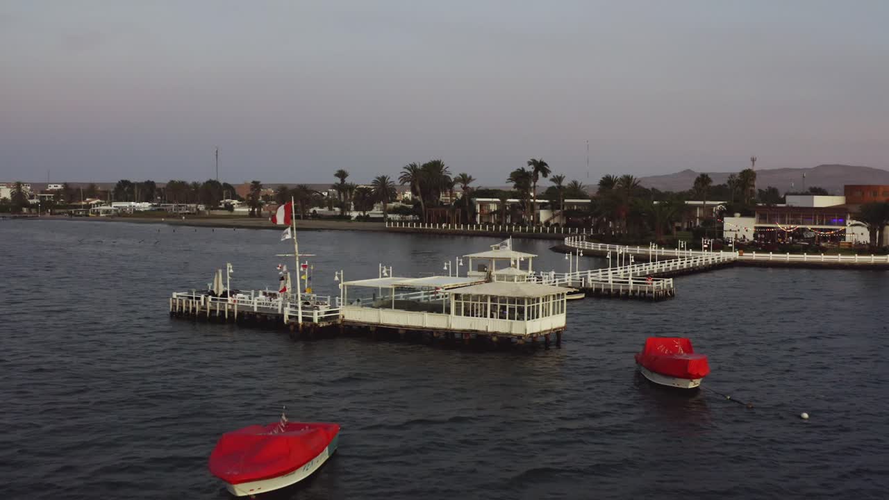 페루 국기 ica, peru - drone uhd가 있는 파라카스 베이 부두