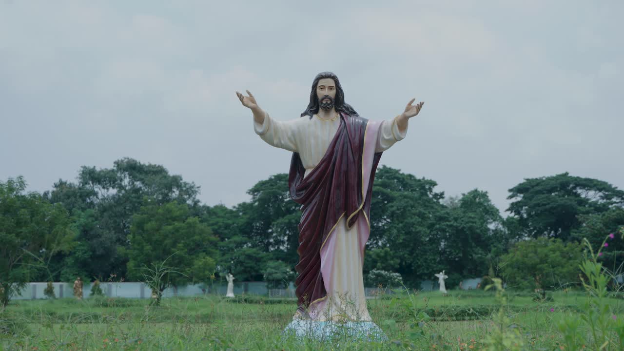La statua di Gesù Cristo con le braccia distese si trova all'interno della Chiesa di Bandel.