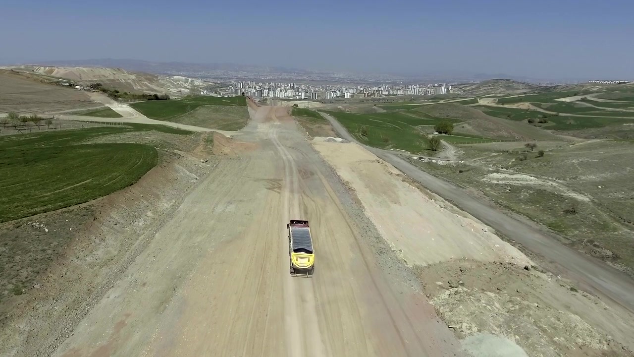 Şehre Doğru Asfalt Olmayan Yolda Giden Damperli Kamyonun Havadan Görünümü