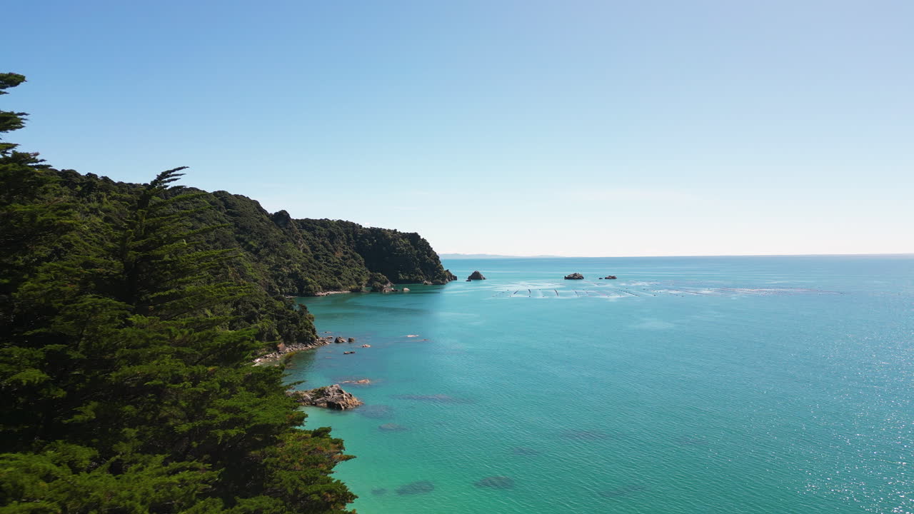 드론은 웨이누이 베이 아벨 타스만 국립공원의 순수한 바다 물과 푸른 숲과 함께 서사시적인 뉴질랜드 해양 풍경에서 아름다운 고립 된 외로운 해변을 드러 ⁇ 니다.