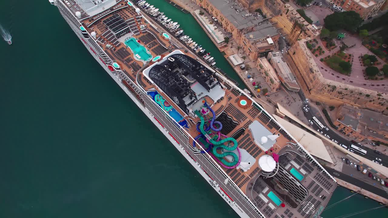 몰타의 발레타에 정박한 거대한  ⁇ 색 크루즈 선박의 빠른 드론 공개