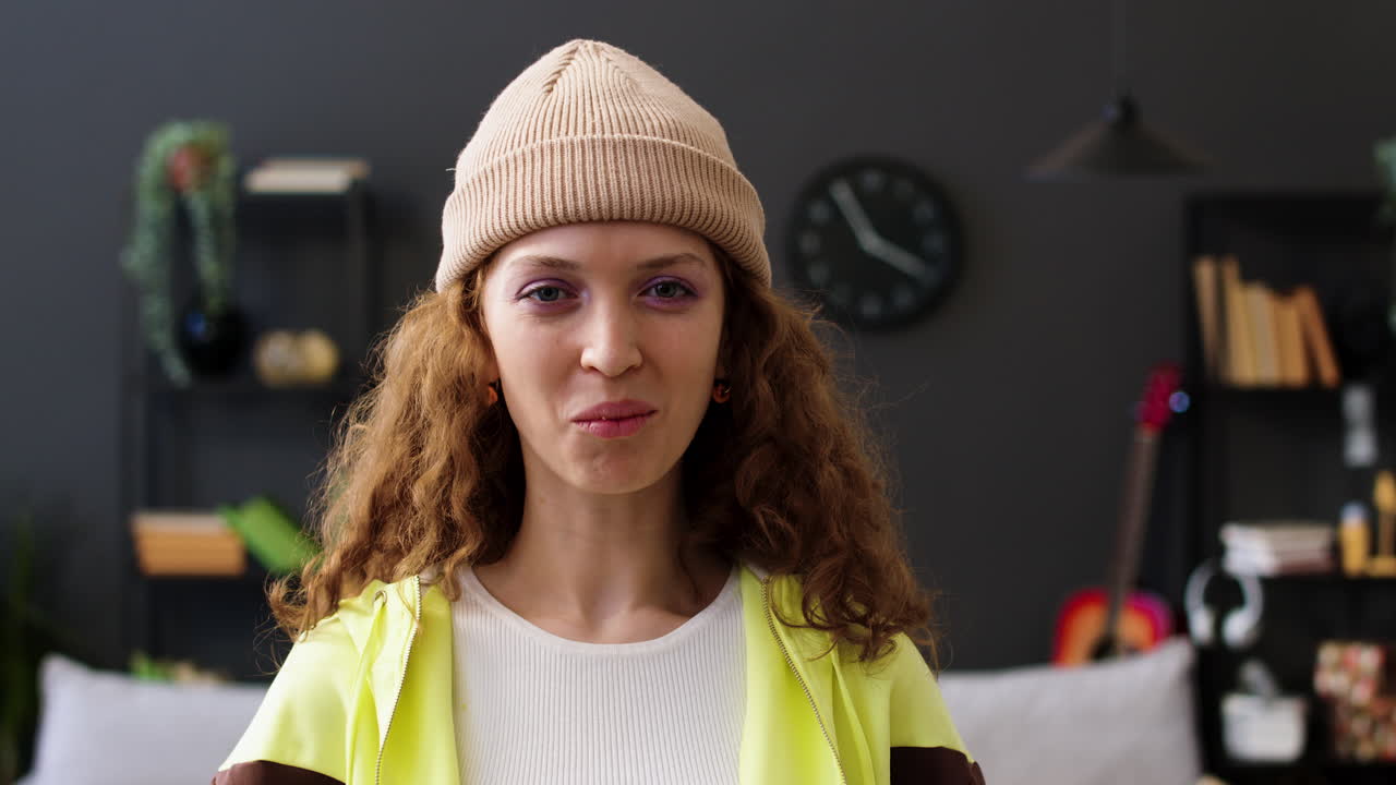 женщина ест чипсы в миске