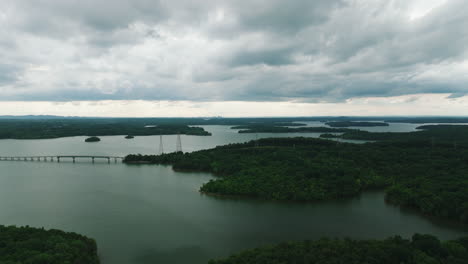 Embalse-Del-Lago-Percy-Priest-En-Tennessee,-Vista-Aérea-De-Drones-Con-Puente