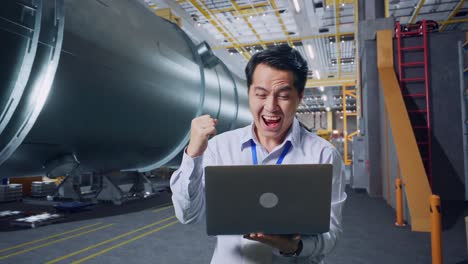 ingeniero celebrando el éxito en una fábrica