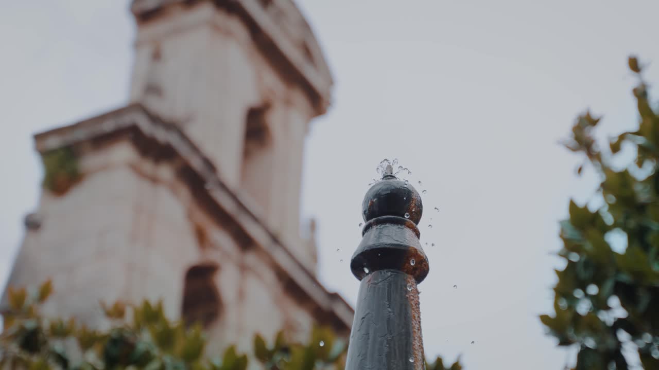 푸엔테 아구아 콘 캄파나리오 이글레시아