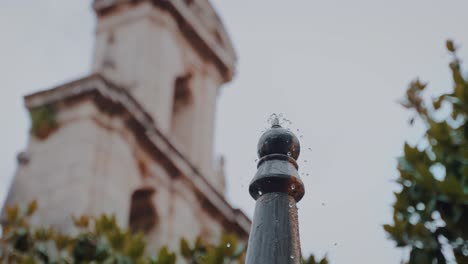 Fuente-agua-con-campanario-Iglesia