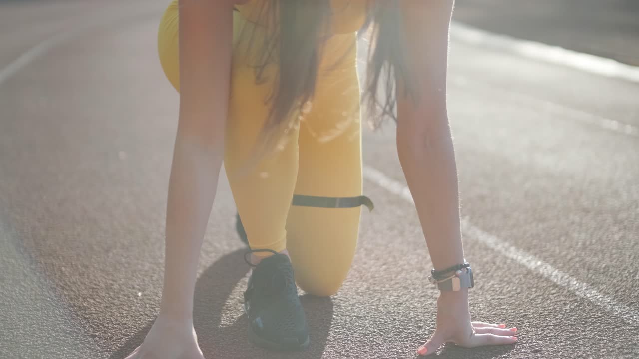 출발 위치 에 있는 여자 달리기 선수