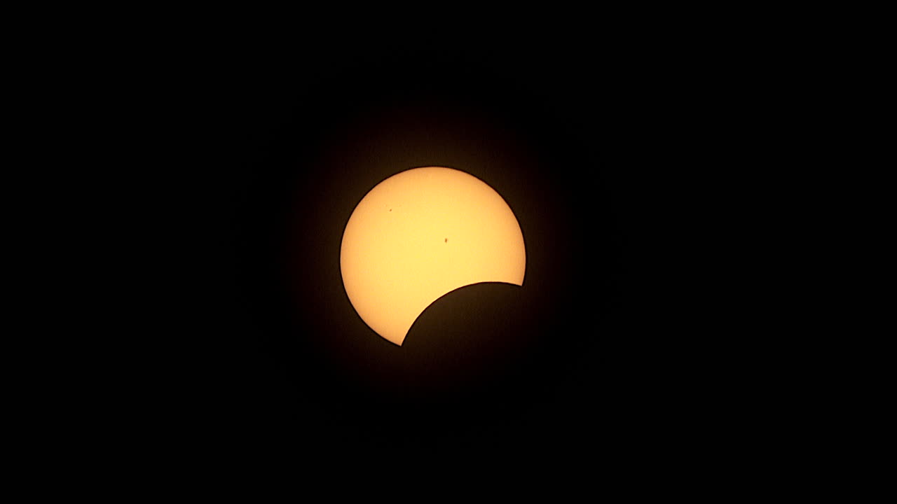zoom-in del sol durante la etapa temprana de un eclipse