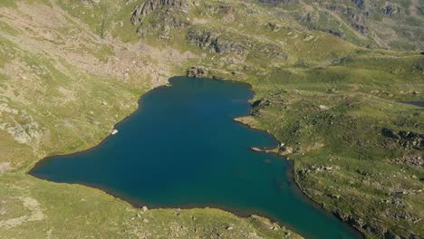 imágenes de un avión no tripulado de un lago turquesa en las montañas de los pirineos